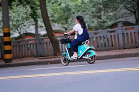 上班路上，电动自行车爆胎，修补要多少钱？看看修车师傅的套路。图片