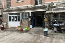 网曝杭州一小孩睡在楼道，当地妇联、街道回应网友质疑图片