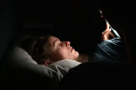 壁纸+治愈文案丨熬夜不想睡，不是等什么，也不知在苦苦煎熬什么图片