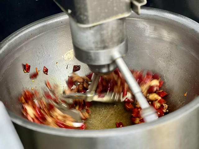 15元一份的机器人“小炒”，把中餐卷哭了