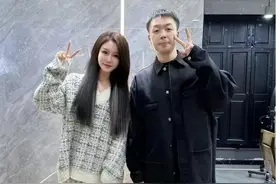 36岁杜海涛瘦成纸片人！五官缩水认不出，与年轻女网红同框惹争议图片