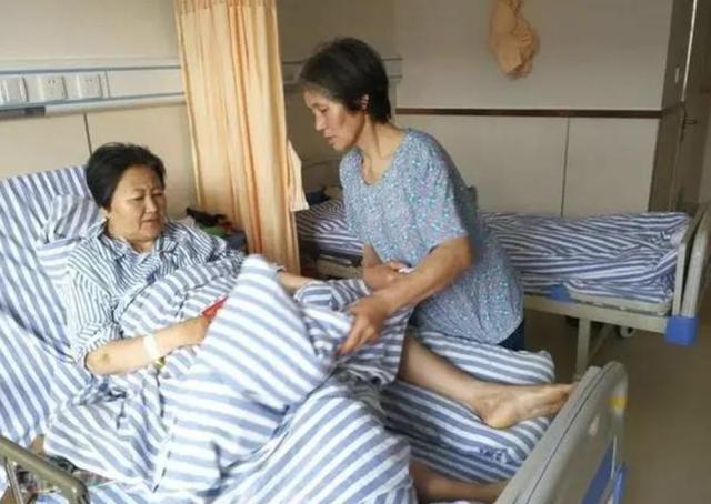 29岁女孩车祸成植物人遭父母抛弃，谁料，护工竟带回家当宝养！