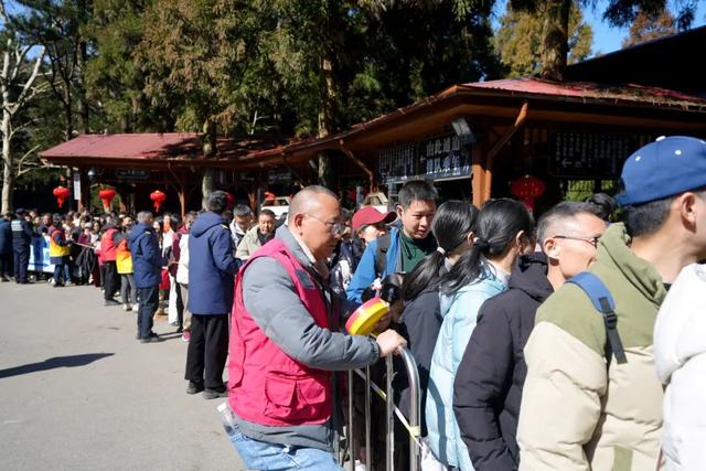 悠然庐山行 星月送客归：庐山景区全力护航游客春节旅程