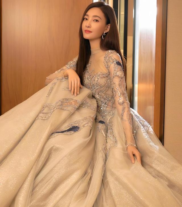 诈骗13.9亿、金条茅台垫桌腿，王丽坤"豪门"成噩梦 ，刘涛深受其害