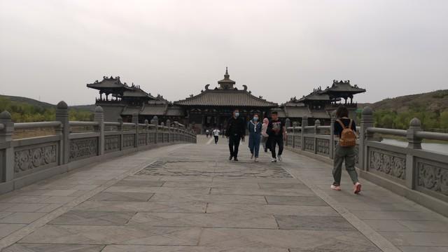 免费逛云冈石窟引爆山西：游客扎堆，生活转向，新玩法来了？