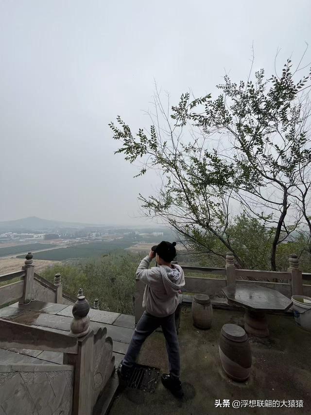 邹平临池镇桥子村里的柱似山，其顶之庙群始建于明代