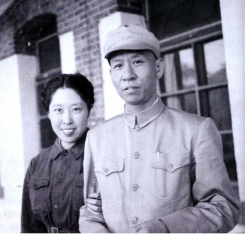 王光美有多漂亮？1940年，19岁的王光美在大学留影，气质不凡