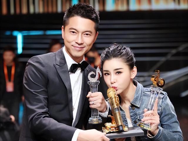 40岁李小萌北京逛街，开五六百万劳斯莱斯，王雷大连富二代不差钱