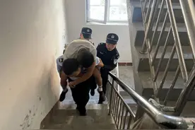 有情更有“警” 男子酒后醉卧路边 民警暖心救助回家图片