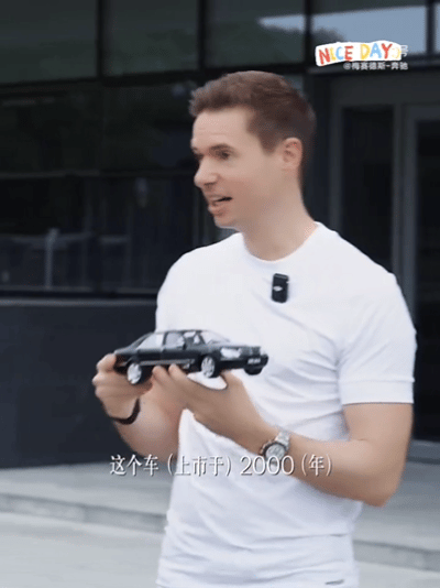王楚钦和奔驰老总的双向尊重，王楚钦拿到礼物时爱不释手