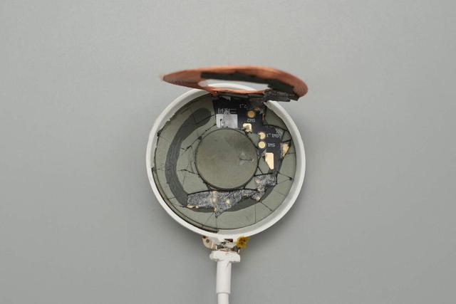 完美适配iPhone 17系列新机，谷歌25W Qi2.2磁吸无线充电器拆解