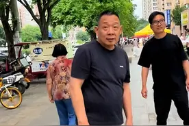 于东来在夜市喝酒划拳，啤酒瓶抢镜，网友：他也抢不到胖东来啤酒图片