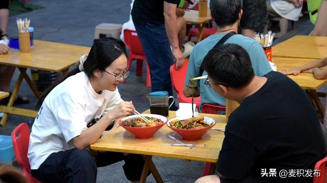 【东方微笑 多彩麦积】麦积区暑期旅游市场持续升温 “老字号”麻辣烫成游客打卡热点