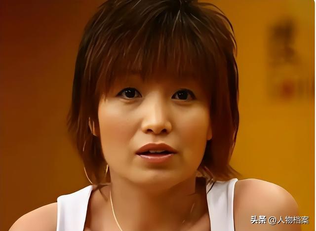 她连续5次上春晚，私下却和恩师同居怀孕被骗流产，现在57岁单身