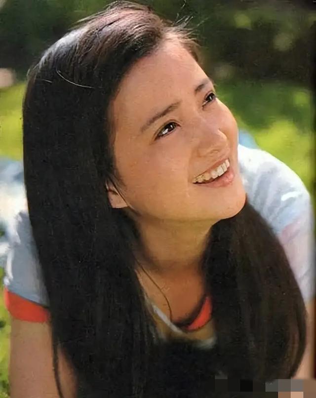 许亚军缺席何晴葬礼，却陪小儿子国外度假，一身白衣眉头微蹙！