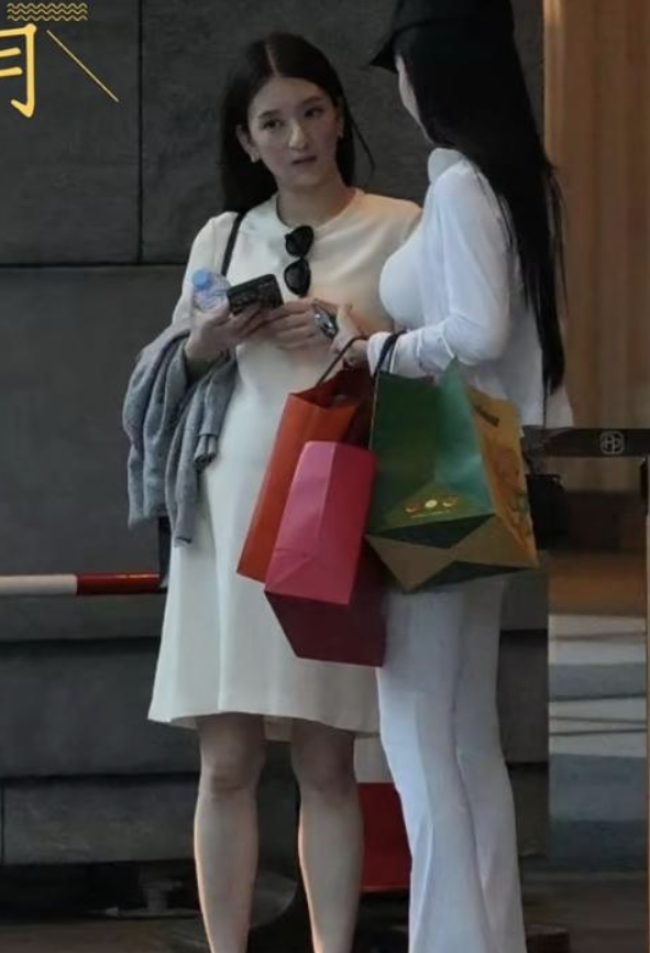 “天王嫂	”方媛与闺蜜逛街，路人镜头暴露真实长相	，没网上好看