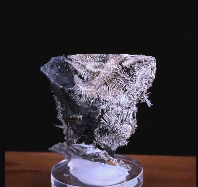 黄金还没动，白银先上天？银价疯涨破纪录，"迁徙潮"让市场扛不住