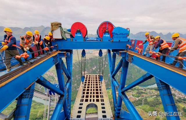 潮声丨“横竖”都是世界第一的大桥，文旅IP如何自我生长