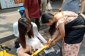 女子穿裙子骑车摔倒，裙摆卷进车轮被围观：尴尬得脸都红了图片