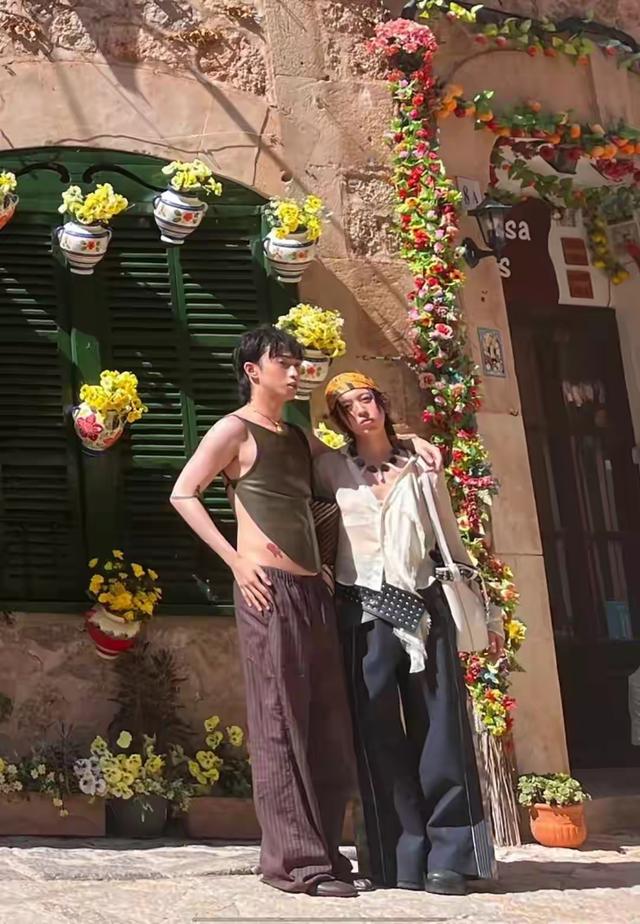 伊能静晒上海豪宅，中年发福大肚子110斤 吊带配紧身裤风格随恩利