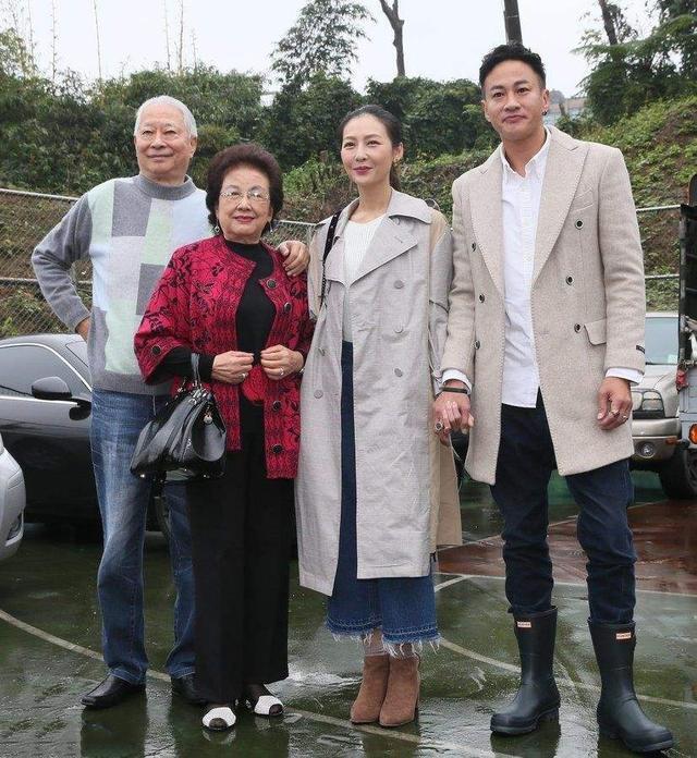 何润东妻子亮相，穿风衣配阔腿裤，公婆穿得朴素，她却美得惊艳