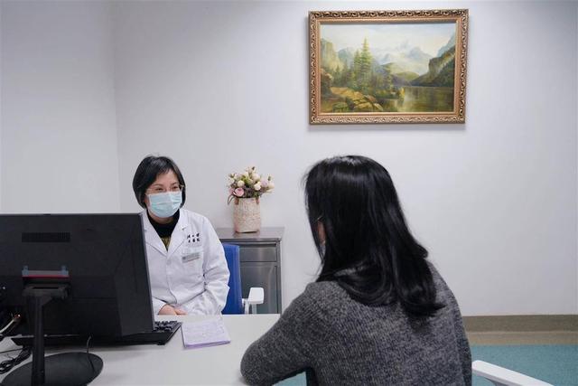 44岁女子高烧三天，查不出病因后心衰，医生脱下她裤子后发现病灶