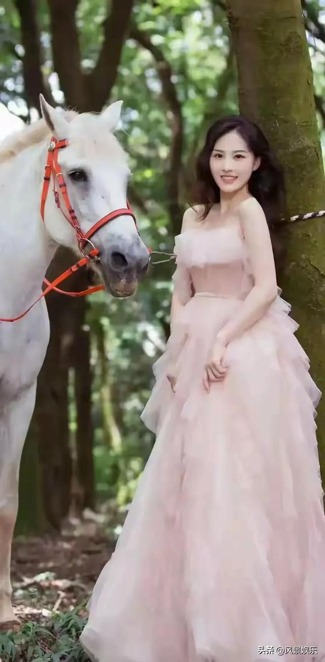 广西艺术学院校花朱梦茹美出圈了，网友惊叹:蟾宫玉兔落凡尘！