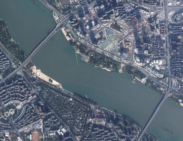 中美卫星对比：美国精度仅0.1米，250公里外能看清车牌，中国呢