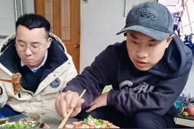 全村的骄傲！徐志胜回村过年，吃饭鱼头对着他，女朋友在银行上班图片
