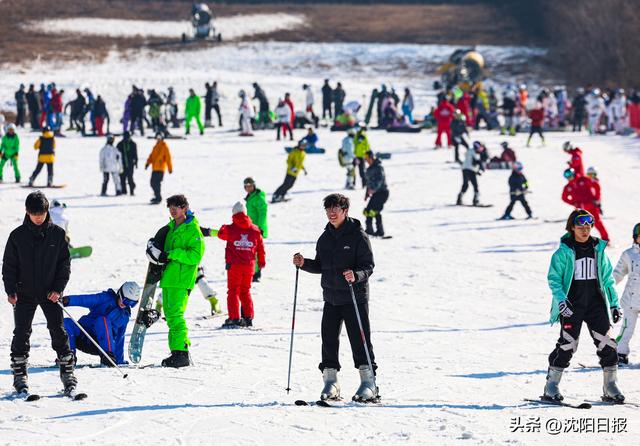 沈阳冰雪“花式宠客”！凭机票减免滑雪票，“冰雪火锅节”热辣滚烫，“雪地村超”文体旅商融合～