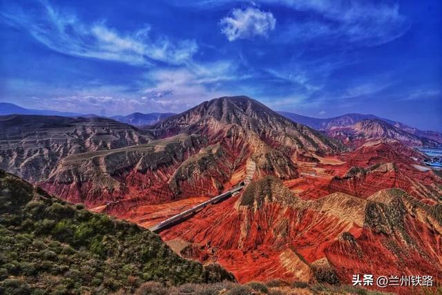 #“我的铁路风景”故事汇#丹霞如火，动车驶过侏罗纪时光