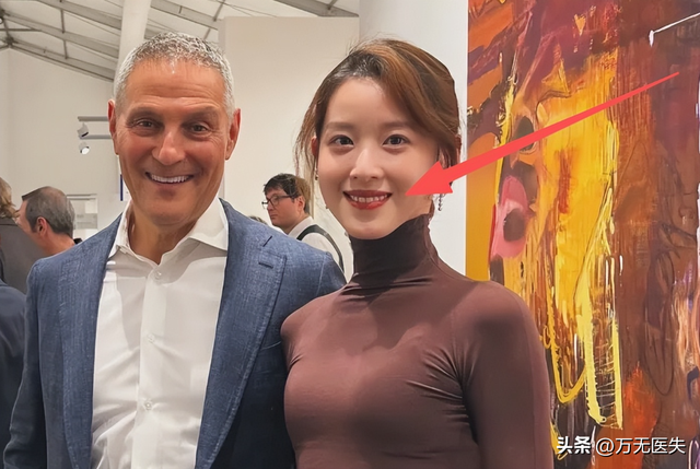 31岁章泽天伦敦看展！胃部凸起，衣服上满是褶皱，牙齿太影响美感