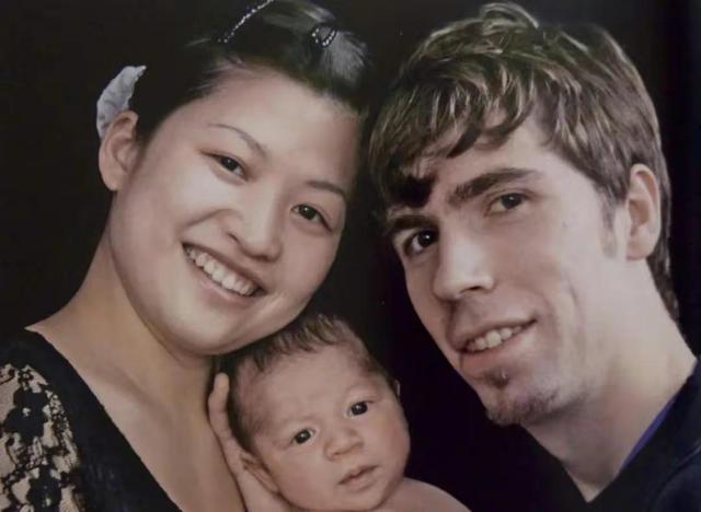 湖北打工妹嫁给英国高管，生下2个混血宝宝，婚后8年持刀捅死丈夫