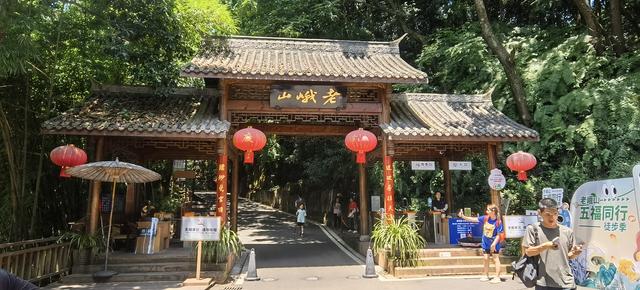 景区有免费优惠，3个小时徒步挑战登顶，适合周末带家人避暑游玩