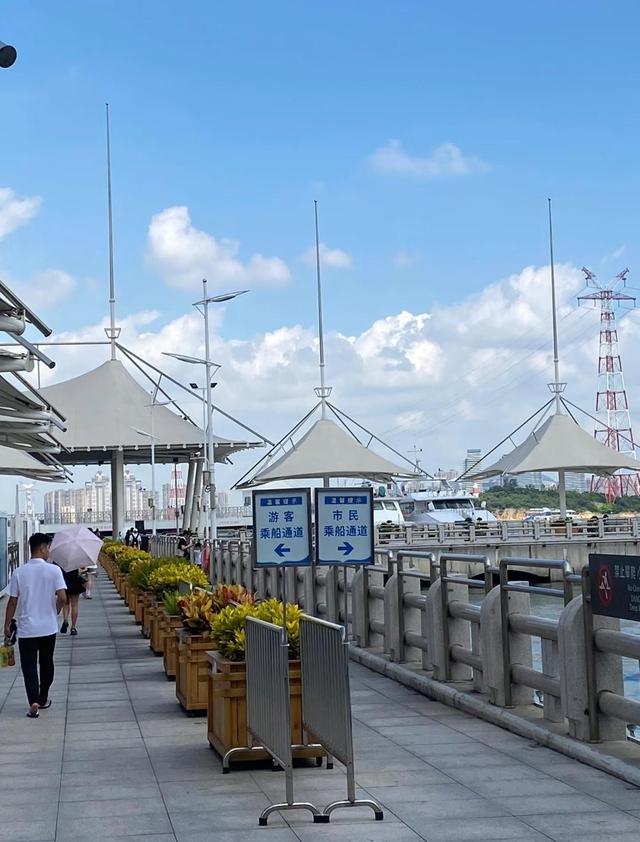 厦门第一码头，可花2元坐到海沧嵩屿码头，也是市民专线码头之一