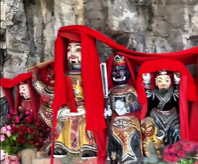 遵义幸运的废弃小庙，规模不大地处险峰，荒废多年却成网红