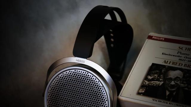 HIFIMAN HE600这款新品平板耳机，它会让我想起这么一位演员……