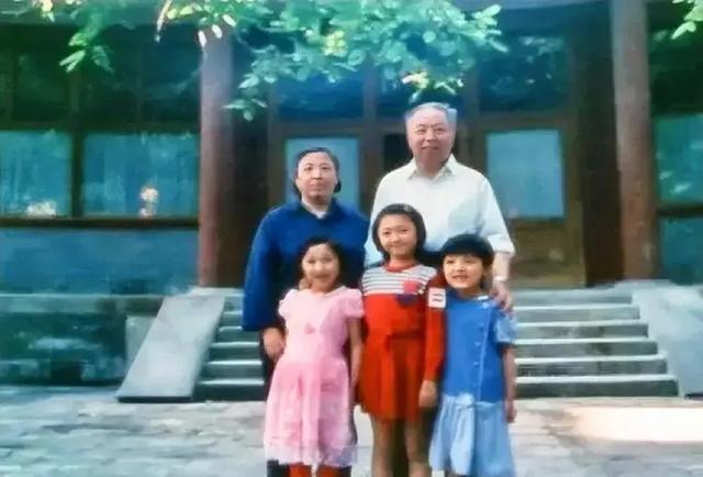 她15岁入党	，18岁和主席成亲，如今仍健在，却几乎不出来露面