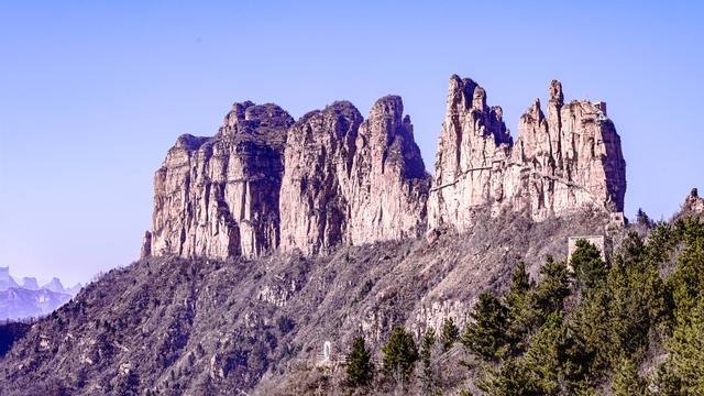 游东太行，望群山 ，感悟‘云海翻腾走龙蛇，绝壁生辉见奇峰’