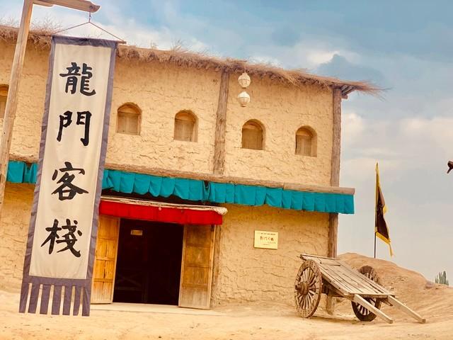 妻子闺蜜来家里，我们斗地主，输的人脱一件衣服，最后只剩我一个