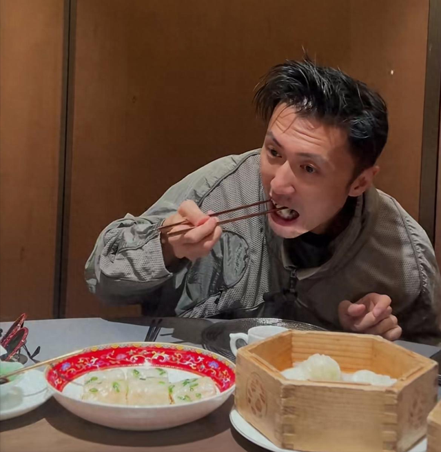 谢霆锋一家三口过七夕，89岁谢贤难得摘下墨镜，近照老得认不出！