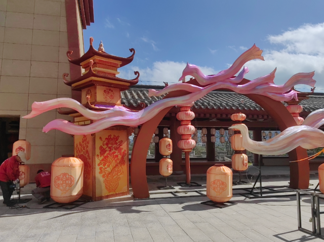 一祠承文脉，满园忆三国。