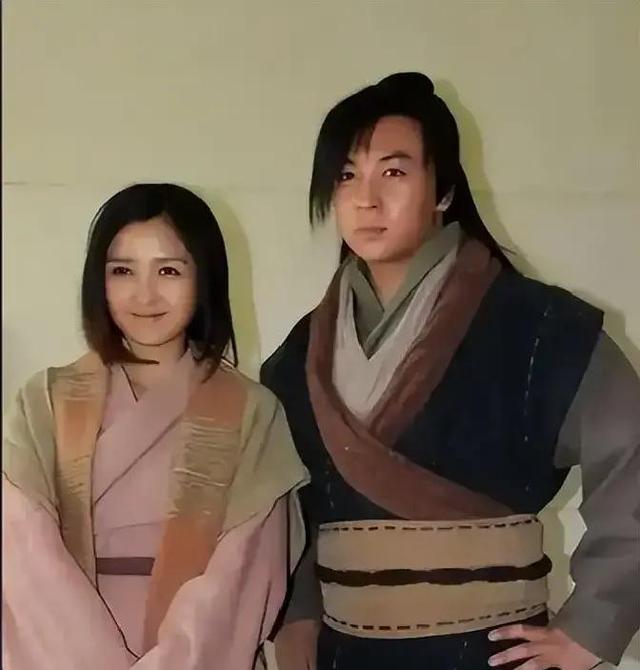 39岁何洁不忍直视，腋下勒出副乳肚子三层肉，要养4个娃操劳疲惫