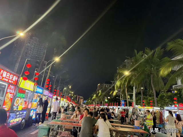 街边的廉价小吃，被捧成了吃不起的样子，专割年轻人的“韭菜”