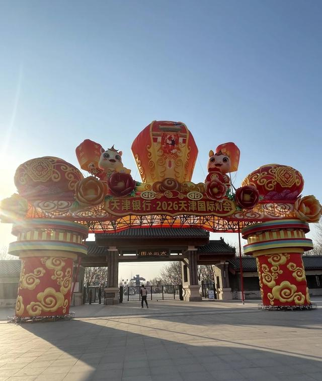 北京嘀咕，上海好奇	，如今天津，竟成了能走着听、站着品的戏台！