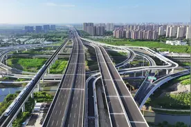 14亿中国人养不起高速？8年亏空6万亿，美国高速免费却能盈利？图片