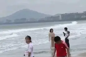 三亚湾海滩疑现裸晒女子引热议：公共秩序与个人自由如何平衡？图片