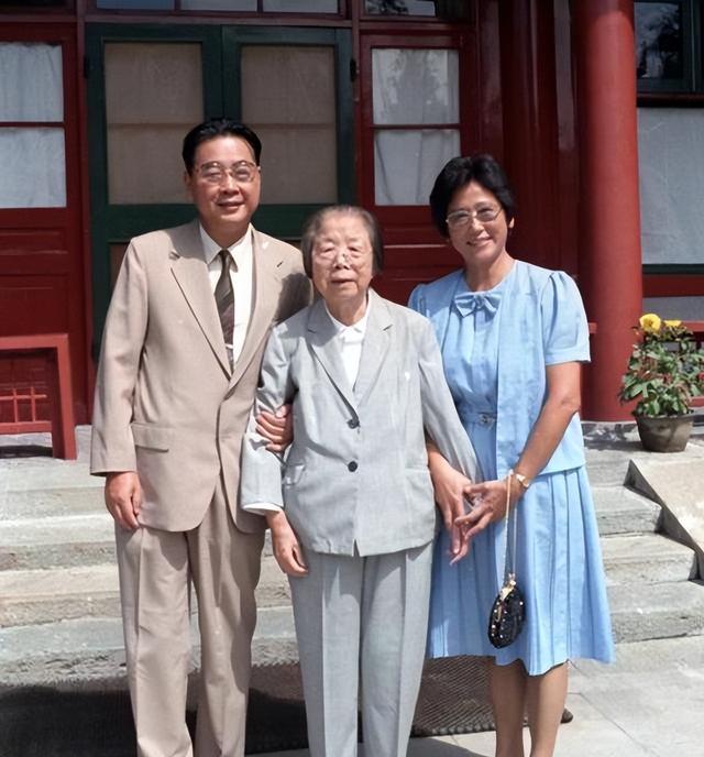 原国务院总理李鹏坦言：外界传闻我是周总理养子的说法，并不确切