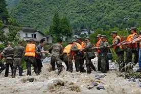 四川雅安发生暴雨灾害 武警官兵紧急展开救援图片