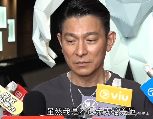 母亲46岁生下她，父亲刘德华用亿万富养，如今13岁她成了这个模样